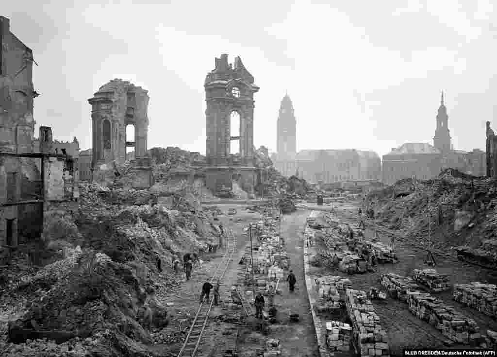 През 1952 г. хората започват да разчистват града си.