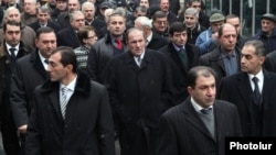 Լեւոն Տեր-Պետրոսյանը (կենտրոն) առաջնորդում է ընդդիմության երթը, 10-ը դեկտեմբերի, 2012