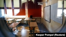 Üres osztályterem egy varsói általános iskolában a tanárok sztrájkja alatt, 2019. április 8-án.