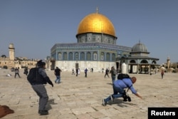 Protestat pranë xhamisë Al-Aksa në Jerusalem. Ky tempull është vendi i tretë i shenjtë për myslimanët.