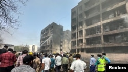 یک مقام ارشد پلیس به خبرنگاران گفت که ساختمان محل سقوط هواپیما، خوابگاه یک کالج پزشکی است
