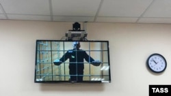 Сот отурумундагы Алексей Навальный экрандан көрүнүп турат. 7-июнь, 2021-жыл. 