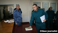 Сотрудник РОВД Юкоричирчикского района Ташкентской области Узбекистана клянется на Коране не брать взятки. Декабрь 2018 года.