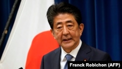 Shinzo Abe era cunoscut pentru politica sa „Abenomics” de a scoate a treia economie din lume din deflație și pentru că a pledat pentru un rol mai proeminent al armatei japoneze. 