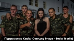 Анастасія Приходько з українськими вояками на Донбасі