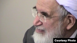 این کپمین از حسن روحانی، رئیس‌جمهوری ایران، خواسته است برای آزادی او و نیز زهرا رهنورد و میرحسین موسوی، دیگر چهره‌های سرشناس معترض در حصر، تلاش کند