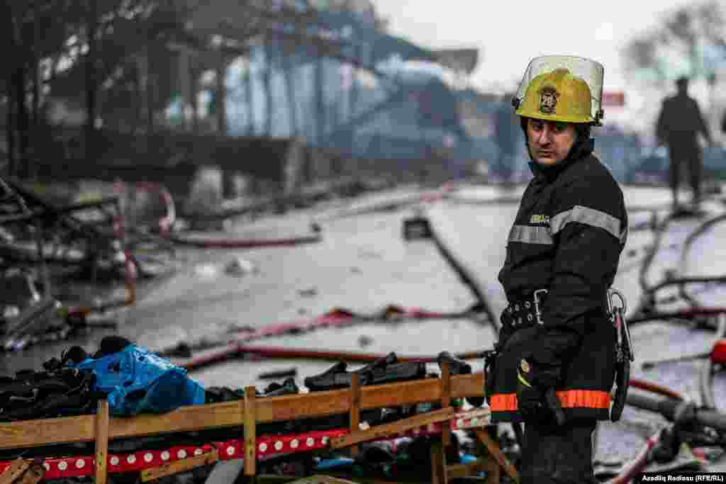 Foc stins după incendiul care a afectat un centru comercial de la Baku, Azerbaidjan, 26 martie 2019