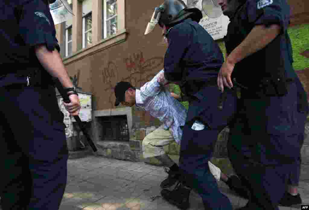 Полицията в България задържа крайнодесен екстремист по време на първия гей парад в центъра на София на 28 юни 2008 г.&nbsp;Около 60 протестиращи бяха задържани от българската полиция за борба с безредиците, след като крайнодесни екстремисти се опитаха да разпръснат първия София гей прайд. Събитието провокира критики от страна на Българска православна църква, от мюсюлманските представители, както и от крайнодесни.