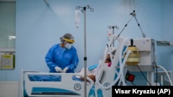 Një infermiere brenda Njësisë së Kujdesit Intensiv viziton një pacient me COVID-19 në Klinikën për Sëmundje Infektive gjatë pandemisë në vazhdim të koronavirusit, në Prishtinë, 21 shtator, 2020. 