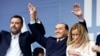 A Liga vezetője, Matteo Salvini, a Forza Italia első embere, Silvio Berlusconi és az Olaszország Fivérei vezetője, Giorgia Meloni kampányzáró rendezvényükön Rómában, a Piazza del Popolón 2022. szeptember 22-én