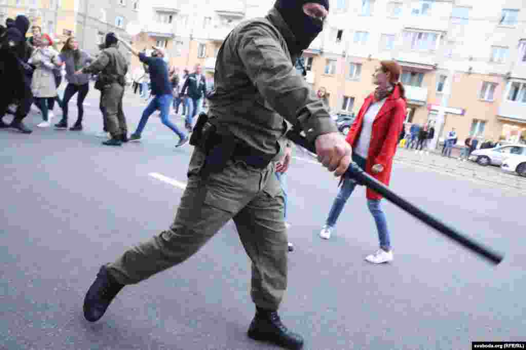De asemenea, poliția a folosit bastoane pentru a dispera cu forța manifestația.