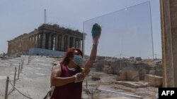Потоците с туристи на Акропола ще бъдат разделени от плексигласови прегради