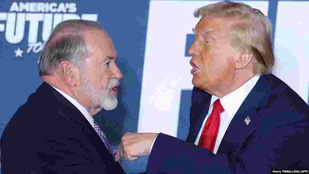 Donald Trump és Mike Huckabee a pennsylvaniai Drexel Hillben 2024. október 29-én. Trump megválasztott amerikai elnök 2024. november 12-én bejelentette, hogy Huckabeet kívánja kinevezni az Egyesült Államok izraeli nagykövetének. Huckabee hosszú ideig evangélikus lelkész volt, mielőtt politikai tisztségért indult volna. Arkansas korábbi kormányzója régóta támogatja Izraelt, és bírálta, ahogy a Biden-kormányzat az Izrael és a Hamász közötti gázai háborút kezelte. Korábban felszólalt a tűzszüneti megállapodásról szóló tárgyalásokra irányuló erőfeszítések ellen, és közösségnek nevezte a megszállt Ciszjordániában lévő, engedély nélküli településeket