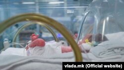 Foshnje në ditët e para të jetës, e lindur në një spital në Shkup.