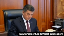 Сооронбай Жээнбеков президент кезинде. Архивдик сүрөт.