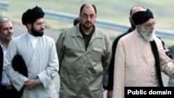«وحید» معاون اجرایی بیت رهبری نفر وسط به همراه رهبر جمهوری اسلامی و یکی از فرزندانش.