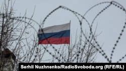 Російський прапор за колючим дротом на будівлі посольства Росії в Києві, 27 грудня 2018 року