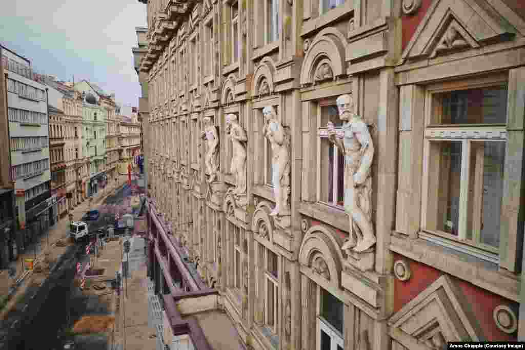 Figuri pe fațada Palatul Adria. Clădirea cubistă a fost construită în 1924 pentru a adăposti sucursala cehoslovacă a unei companii italiene de asigurări.
