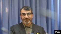 عباسعلی کدخدایی، سخنگوی شورای نگهبان، می گوید شورای نگهبان هيچ گاه واژه رجل سياسی را در قانون اساسی تفسير نکرده است .