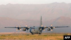Un avion C130 Hercule al armatei americane, similar cu cel donat Forțelor Aeriene Române. 