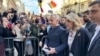 Călin Georgescu (centru) sosind la Biroul Electoral Central din București, la 7 martie 2025. 