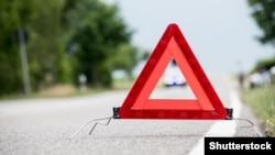 ЗМІ повідомляють, що внаслідок аварія п’ятеро людей з автобуса, який перевернувся, загинули на місці події, ще одна людина померла в лікарні