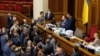В Украине закон о деолигаризации приняли 23 сентября 2021 года после ожесточенных споров между властью и оппозицией, и покушения на советника президента. Зеленский обнародовал закон 5 ноября того же года. 