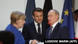 Angela Merkel, Emmanuel Macron és Vlagyimir Putyin a párizsi Élysée-palotában, az Ukrajnával kapcsolatos csúcstalálkozó után, 2019. december 9-én