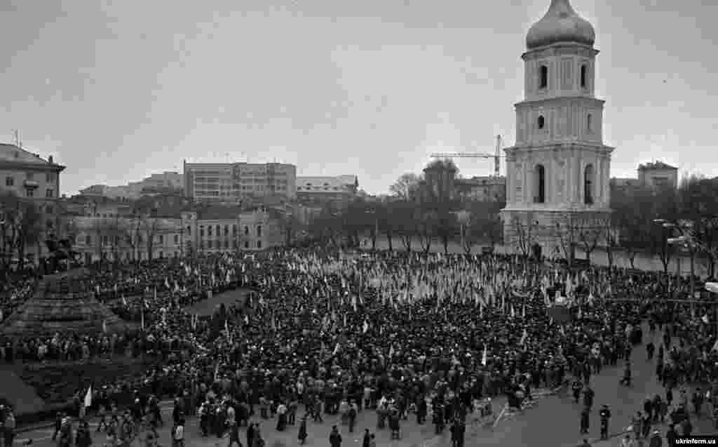 Демонстрация в Киеве в честь 71-й годовщины воссоединения Украины, 21.1.1990. - Демонстрация в Киеве на площади Богдана Хмельницкого (сейчас Софийская площадь) в честь 71-й годовщины провозглашения в 1919 году Акта воссоединения Украинской Народной Республики (УНР) и Западно-Украинской Народной Республики (ЗУНР) в единое украинское государство, 21 января 1990 года. 