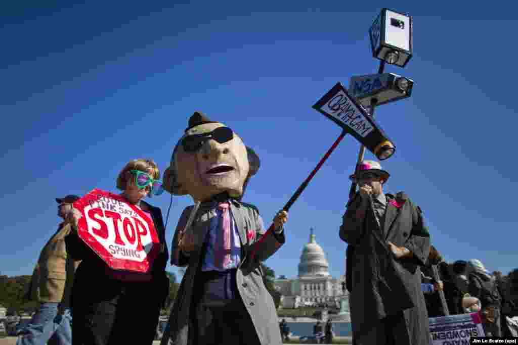SAD - Aktivisti protestiraju protiv Nacionalne Sigurnosne Agencije, nosili su transparente sa natpisima ¨prestanite nas nadgledati¨, Washington, 26. oktobar 2013. Foto: EPA / Jim Scalzo