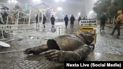 Monumenti kushtuar ish-presidentit kazak, Nursultan Nazarbaevit shihet i shkatërruar.
