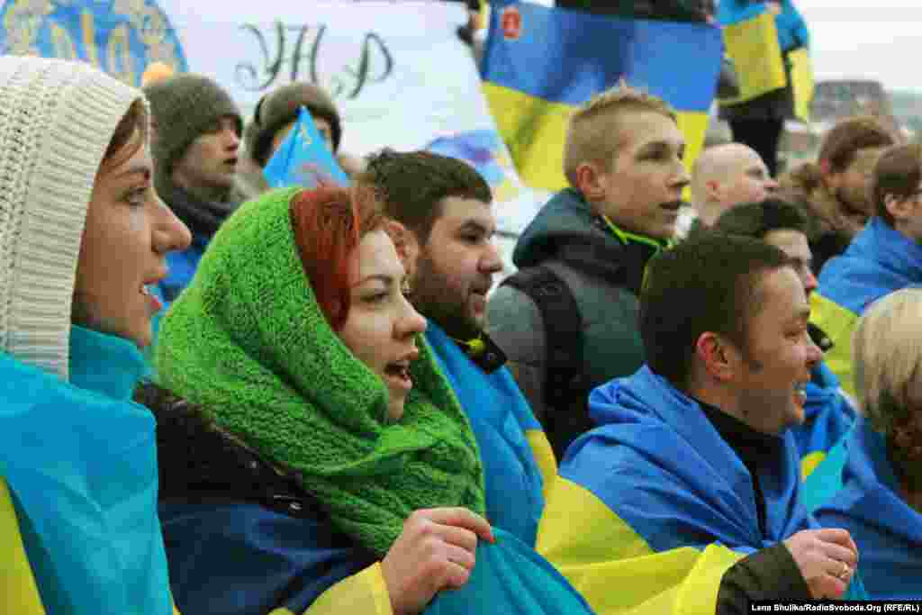 Близько двохсот киян з’єднали береги Дніпра живим ланцюгом в честь Дня соборності України, Київ, 22 січня 2015 року (ДИВИТИСЬ ФОТОГАЛЕРЕЮ)
