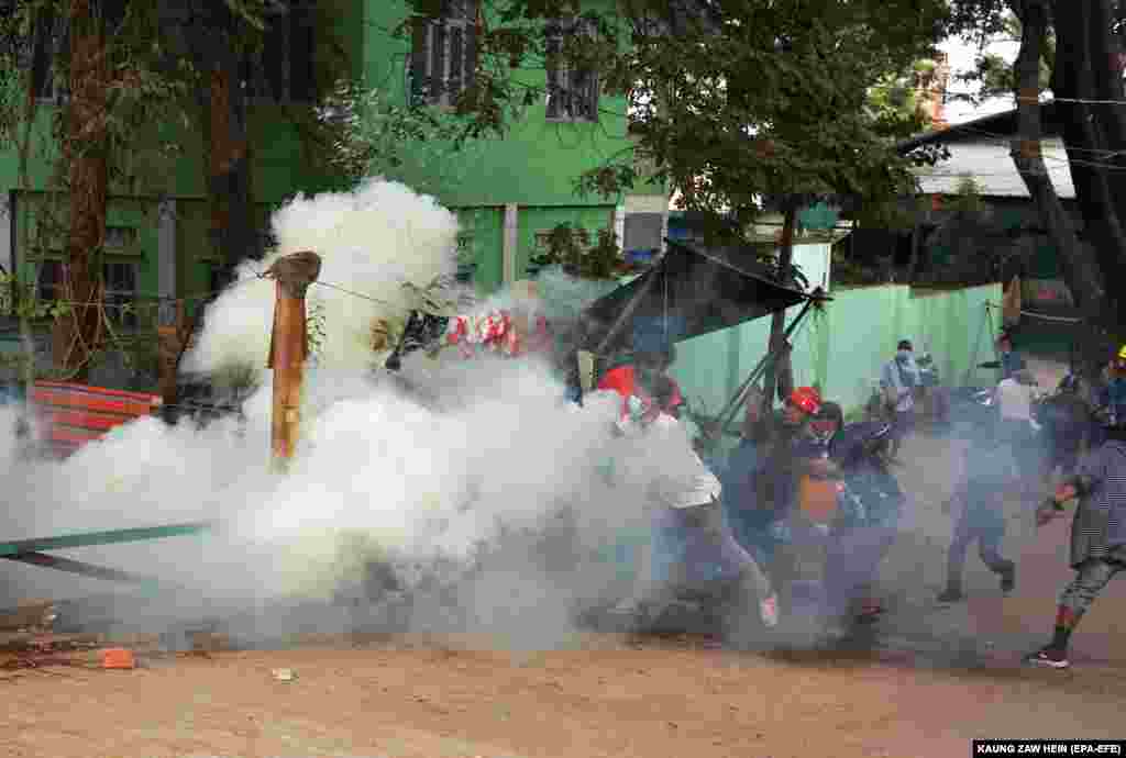 Manifestanții fug de gazele lacrimogene trase de poliție în timpul unui protest împotriva loviturii de stat militare. Mandalay, Myanmar, 20 februarie 2021. (Foto: Kaung ZAW HEIN / EPA-EFE )