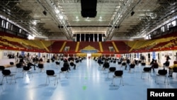 Një sallë sportive në Shkup e shndërruar në qendër vaksinimi kundër koronavirusit.