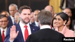 JD Vance duke u betuar.
