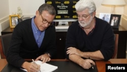 Bob Iger izvršni direktor kompanije Disney i George Lucas potpisuju ugovor