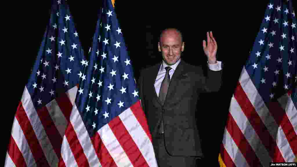 Stephen Miller Detroitban 2024. október 18-án. Trump várhatóan Millert nevezi ki a Fehér Ház politikai kabinetfőnök-helyettesévé, ami a kormány bevándorlási programjának megírásában és végrehajtásában jelent vezető szerepet. Miller Trump egyik leghosszabb ideje szolgáló és legmegbízhatóbb tanácsadója. Leginkább arról ismert, hogy az első Trump-kormányzat idején a bevándorlási program egyik fő szerzőjeként tevékenykedett, beleértve a rendkívül ellentmondásos zéró toleranciát, amelynek következtében több ezer, papírokkal nem rendelkező gyermeket választottak el a családjától a határon