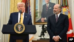 Președintele american Donald Trump (stânga) cu secretarul pentru Comerț Howard Lutnick. 