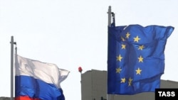В преддверии саммита Европарламент принял специальную резолюцию, в которой призвал руководство Евросоюза обсудить с российскими лидерами и вопросы, касающиеся Грузии
