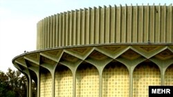 وزير فرهنگ و ارشاد اسلامی، از شهردار تهران خواسته است که حفاظت از بنای تئاتر شهر و تأمین امنیت هنرمندان و مردم را ضمانت کند. (عکس: مهر)