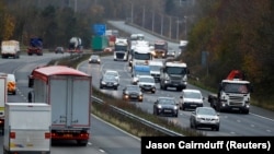 Járművek az M56-os brit autópályán 2020. november 18-án