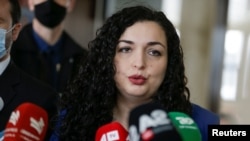 Ushtruesja e detyrës së presidentit, Vjosa Osmani po kërkon një mandat të plotë në krye të shtetit. 