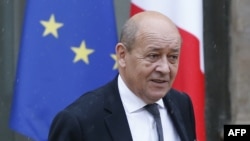 France -- French Defence minister Jean-Yves Le Drian lealves the Elysee palace after the weekly cabinet meeting, in Paris, September 16, 2015