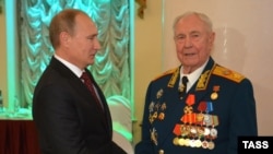 Президентът Путин поздравява Дмитрий Язов с 90-ата му годишнина.