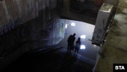 В понеделник вечер подлезът на НДК се оказа непреодолимо препятствие за столичани, след като беше наводнен от проливния дъжд, който се изсипа над столицата 