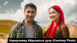 «Делбирим» тасмасында башкы каармандарды ойногон артисттер Адиз Ражапов жана Мадина Талипбек.