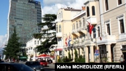 თურქეთის საკონსულო ბათუმში (მარცხნივ)