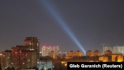 Howa hüjüminden goranyş gulluklary Kiýewiň asmanyna gözegçilik edýär (arhiw suraty)