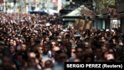 Oameni plimbându-se pe Las Ramblas la o zi după atacul teorist de la Barcelona, 18 august 2017.