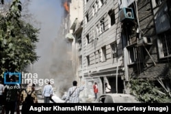 Zgrada gori nakon izraelskog zračnog napada u centru Teherana, Iran, 15. juna 2025.